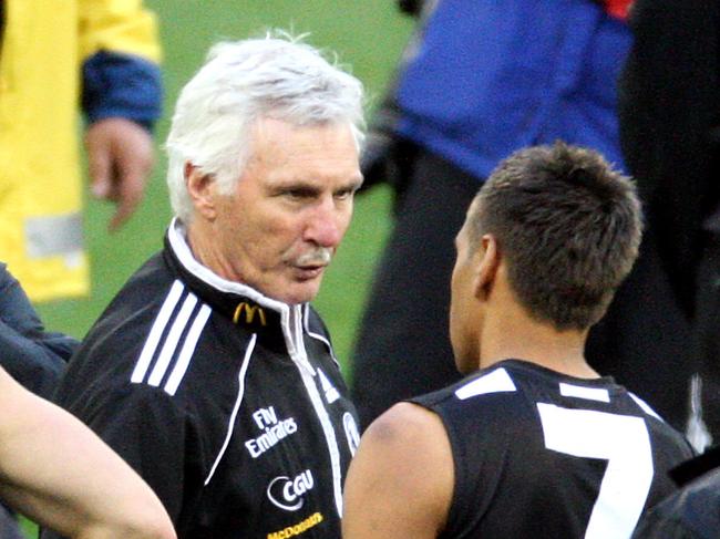 Mick Malthouse chats with Andrew Krakouer during the 2011 Grand Final.