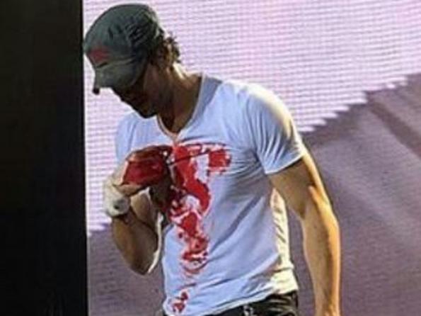 Enrique Iglesias cuts hand while catching drone onstage. enrique iglesias beregalindot.JPG