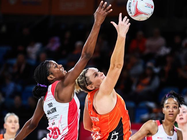 Latanya Wilson of the Thunderbirds and Jo Harten of the Giants compete for the ball. Picture: Getty Images