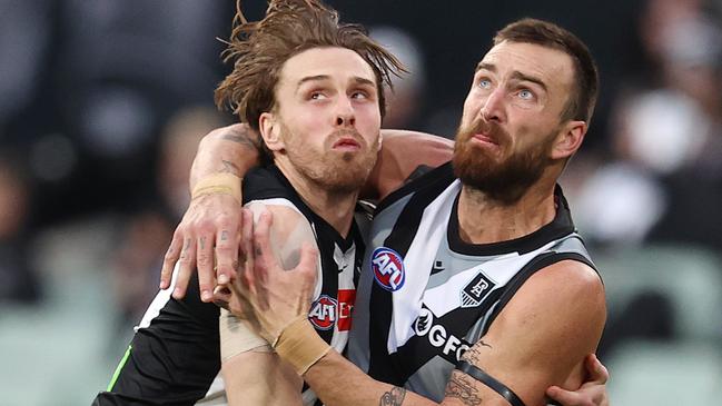 Charlie Dixon grapples with Jordan Roughead. Picture: Michael Klein