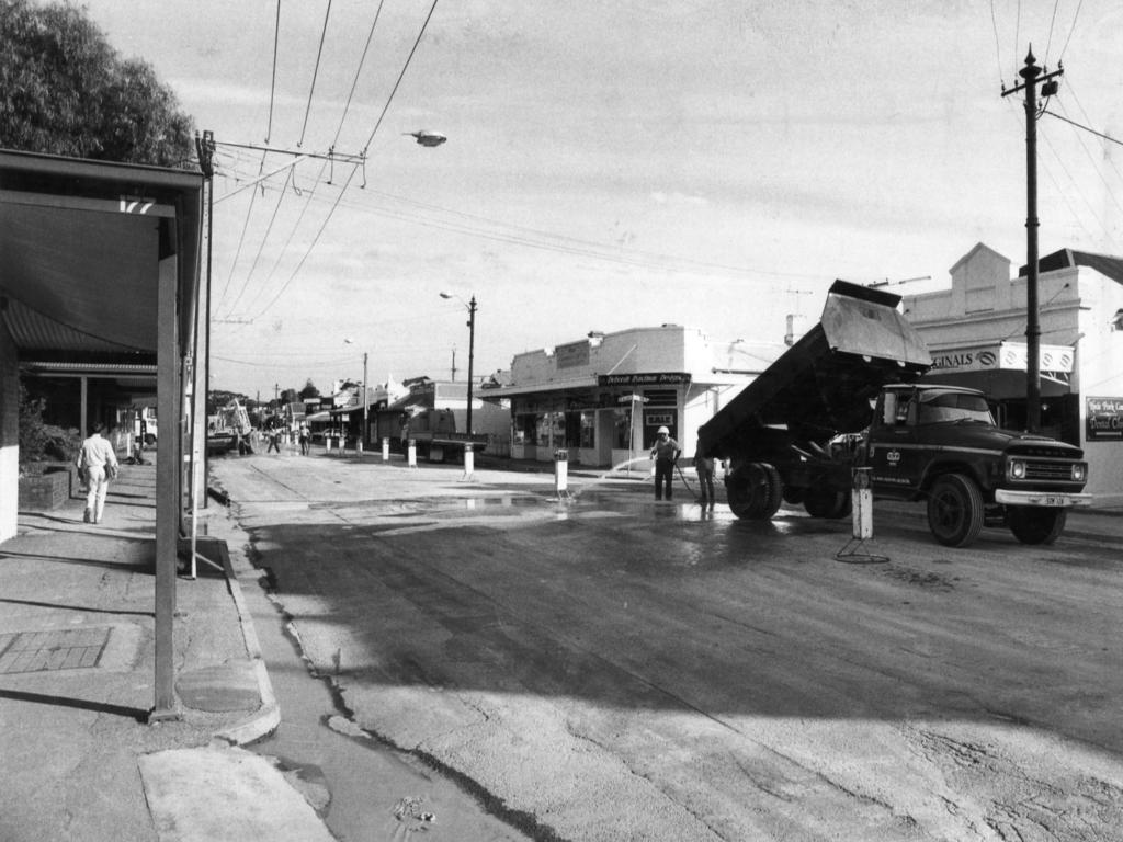 Easier parking and easy road crossing due to traffic diverting to miss the roadworks. Picture at the corner of King William Rd and Walter St, Hyde Park, on May 6, 1985. Source: File