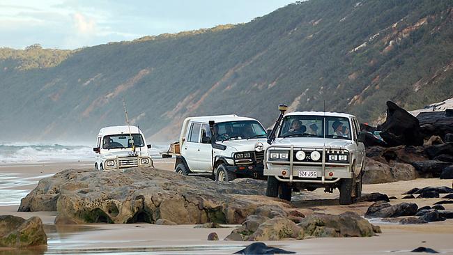 4wd vehicles negotiate the Mudlo Rocks at Rainbow Beach.