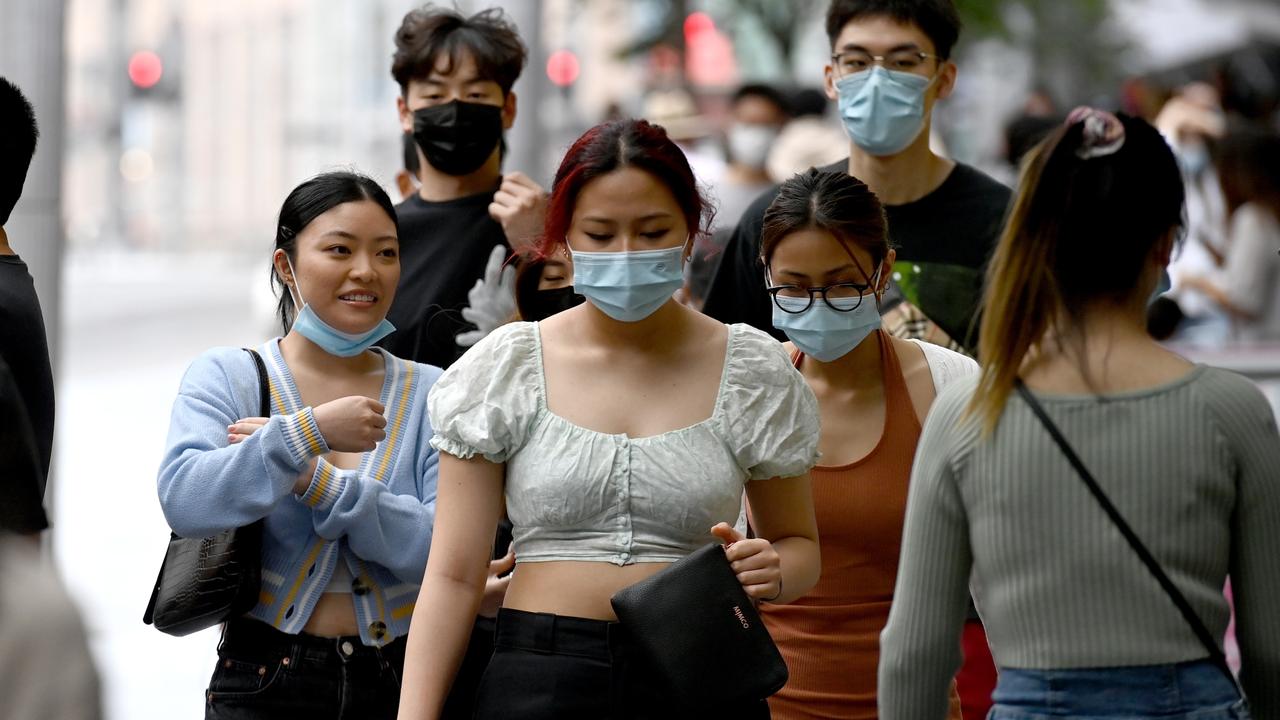 Sydney-siders walk the streets of the CBD in a variety of masks. Picture: NCA NewsWire / Jeremy Piper