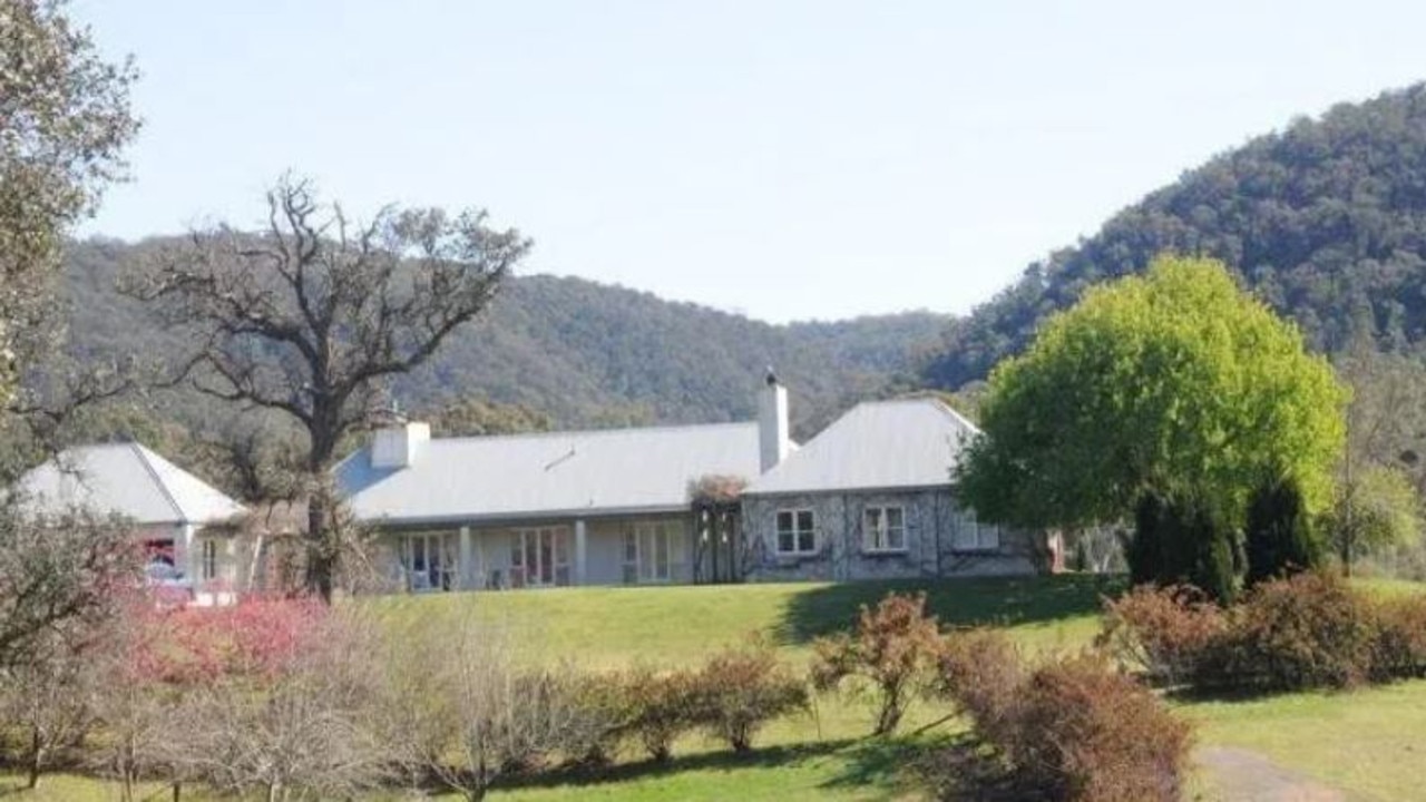 The Joadja Creek hobby farm is situated 140km from Sydney and was designed in 1996.