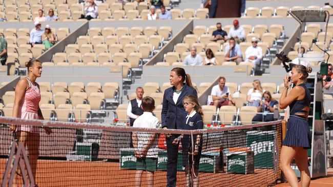 Ukraine's Marta Kostyuk (right) also refused a pre-match photo with Belarus' Aryna Sabalenka (left). Photo by Thomas SAMSON / AFP