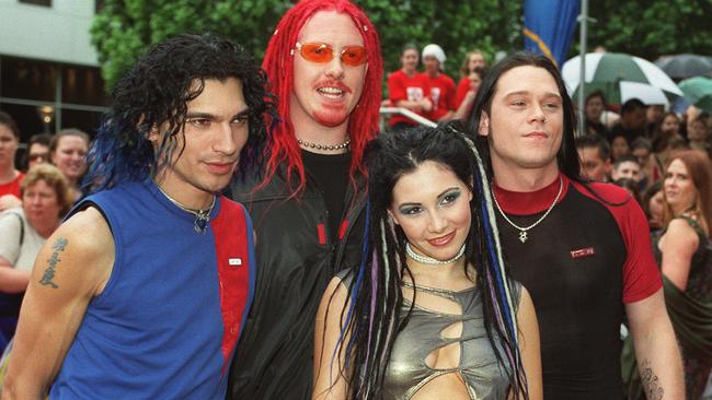 Killing Heidi at the 2000 ARIA Awards — Adam Pedretti, Jesse &amp; Ella Hooper &amp; Warren Jenkins. Pic: Mick Tsikas.