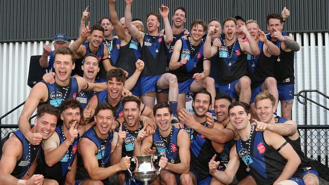 Uni Blues celebrate their 2019 flag. Picture: Hamish Blair