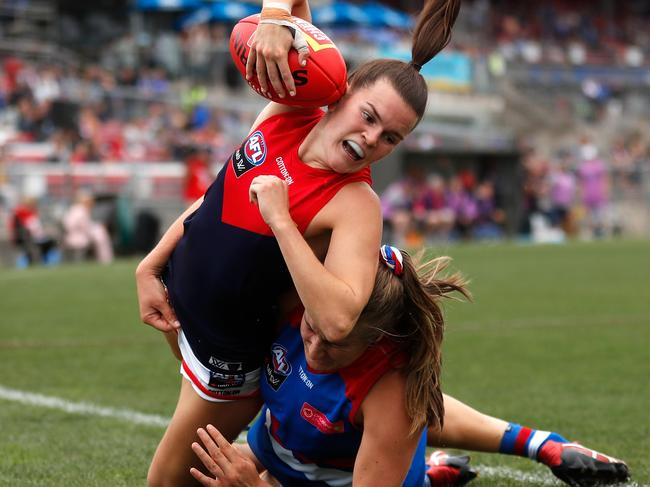 Ellyse Gamble brings down Demons star Lily Mithen.