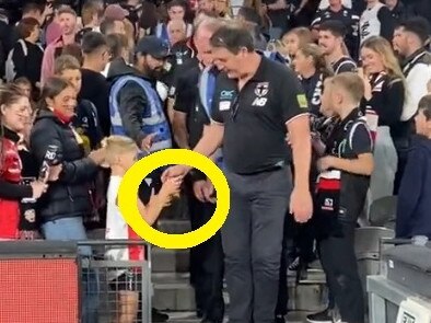 Ross Lyon casually handing our corn chip packets. Photo: Twitter, St Kilda FC.