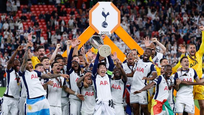 Tottenham Hotspur's Son Heung-min raises the trophy after Spurs defeated Man United. (Photo by Thomas COEX / AFP)