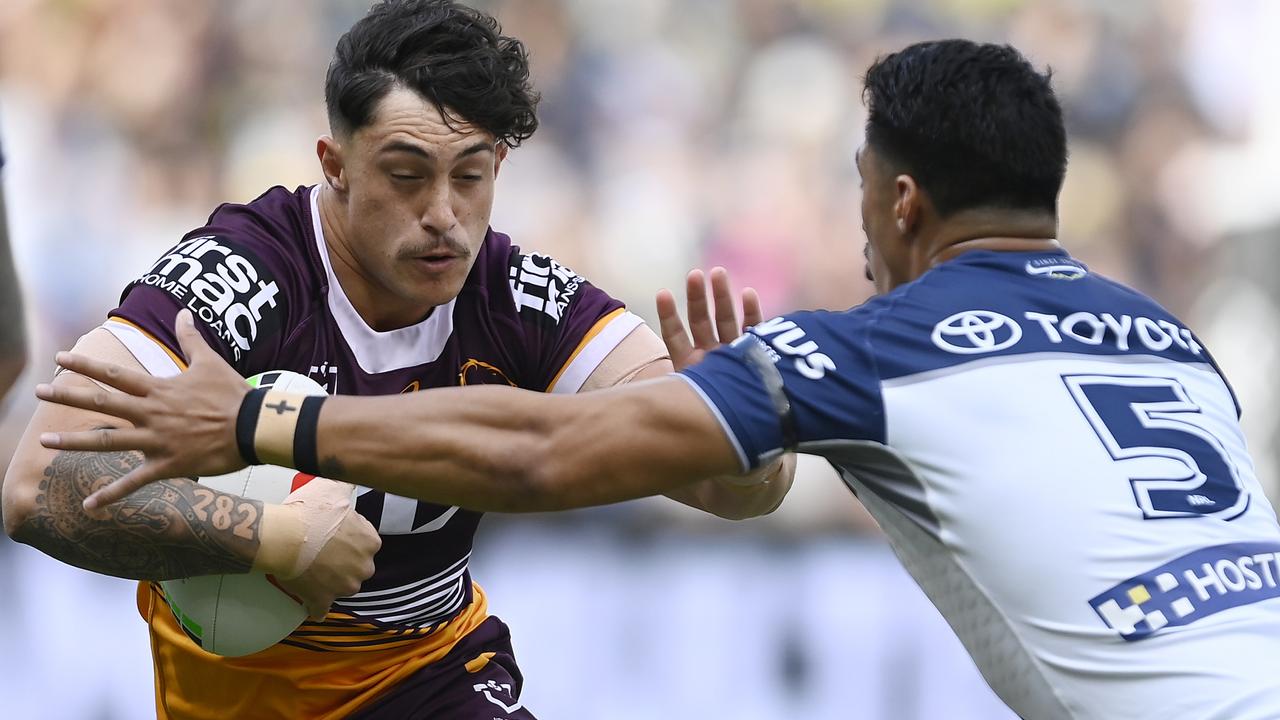 Kotoni Staggs looks to get past Murray Taulagi during round 23. (Photo by Ian Hitchcock/Getty Images)