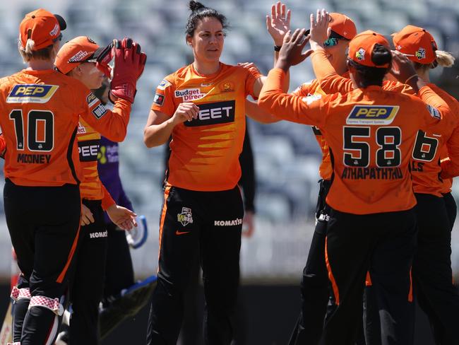 PERTH, AUSTRALIA - NOVEMBER 07: Marizanne Kapp of the Scorchers celebrates the wicket of Molly Strano of the Hurricanes during the Women's Big Bash League match between the Hobart Hurricanes and the Perth Scorchers at the WACA, on November 07, 2021, in Perth, Australia. (Photo by Paul Kane/Getty Images)