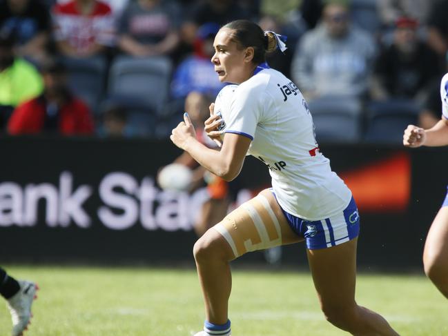 Kiana Vatubua takes the Bulldogs up field. Picture: Warren Gannon Photography