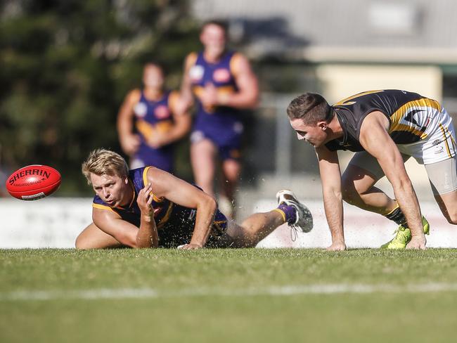 Luke Barker fights for the ball in Round 1 last year. Picture: Valeriu Campan