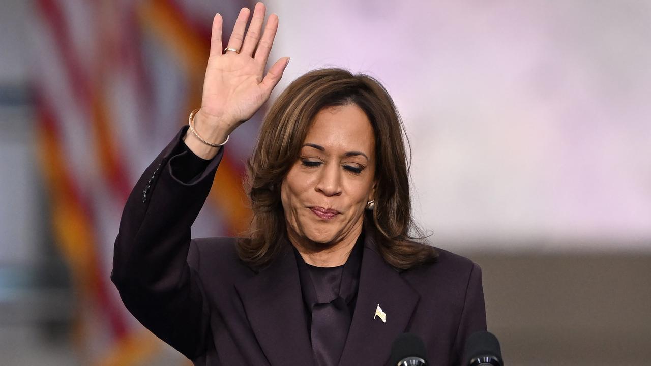 TOPSHOT - -- AFP PICTURES OF THE YEAR 2024 --  US Vice President Democratic presidential candidate Kamala Harris waves at supporters at the end of her concession speech at Howard University in Washington, DC, on November 6, 2024.. Donald Trump won a sweeping victory on November 6, 2024 in the US presidential election, defeating Kamala Harris to complete an astonishing political comeback that sent shock waves around the world. (Photo by SAUL LOEB / AFP) / AFP PICTURES OF THE YEAR 2024