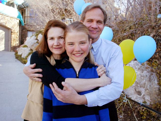 Smart with her mother Lois and father Edward after being found in 2003.
