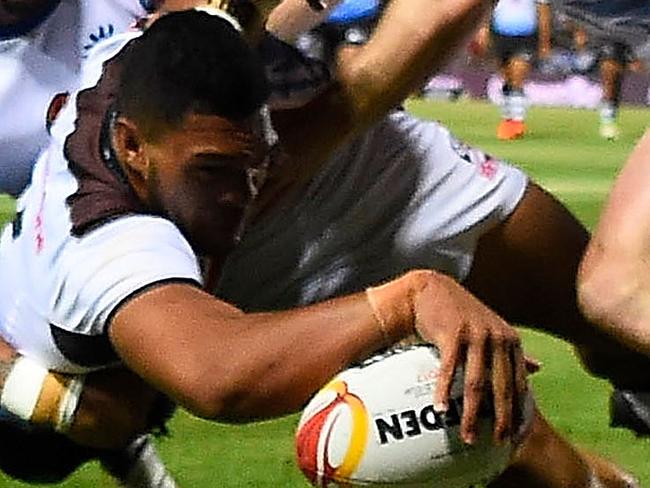 TOWNSVILLE, AUSTRALIA - OCTOBER 28:  Taane Milne of Fiji scores a try during the 2017 Rugby League World Cup match between Fiji and the United States on October 28, 2017 in Townsville, Australia.  (Photo by Ian Hitchcock/Getty Images)