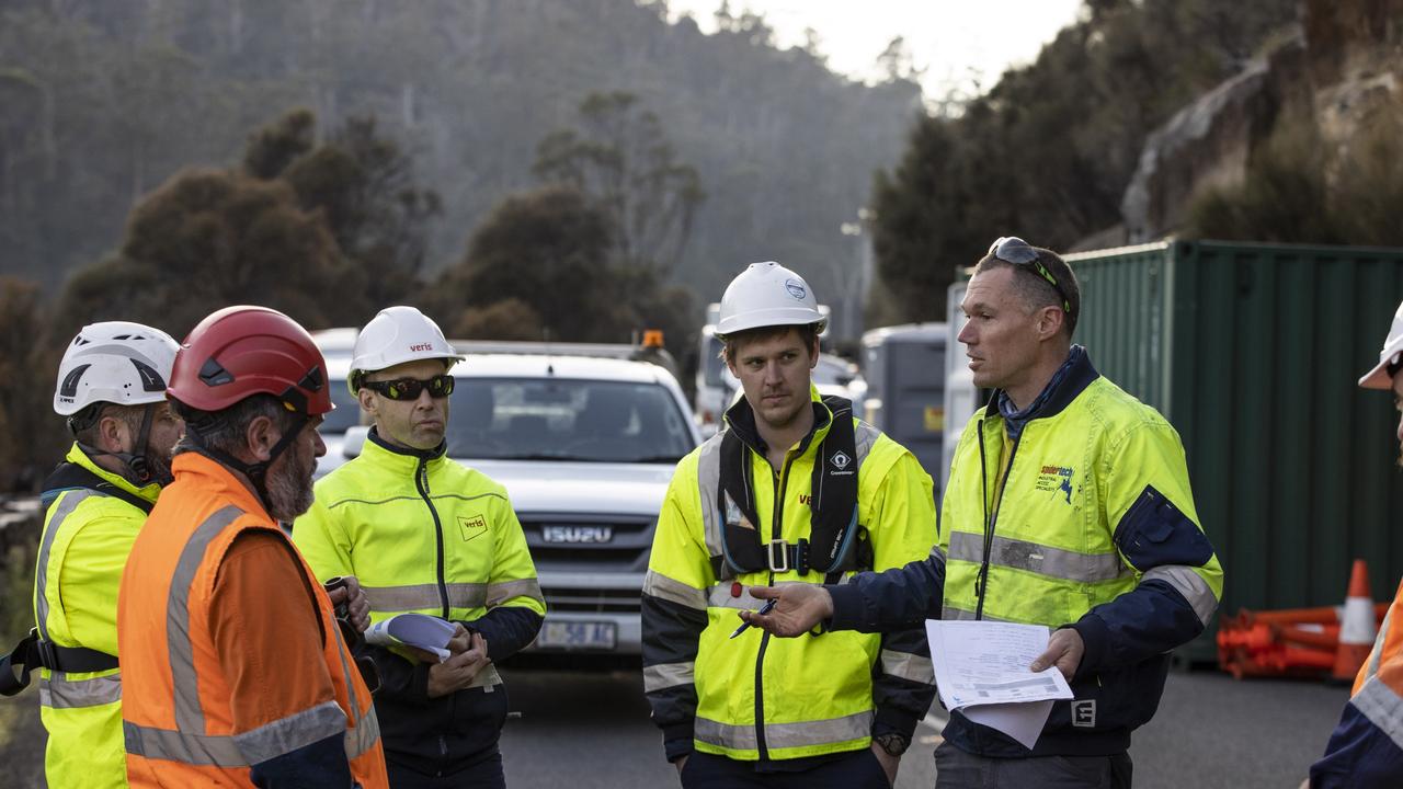 Rock removal along the Tasman Highway at Paradise Gorge. Photo: Luke Bowden/ABC