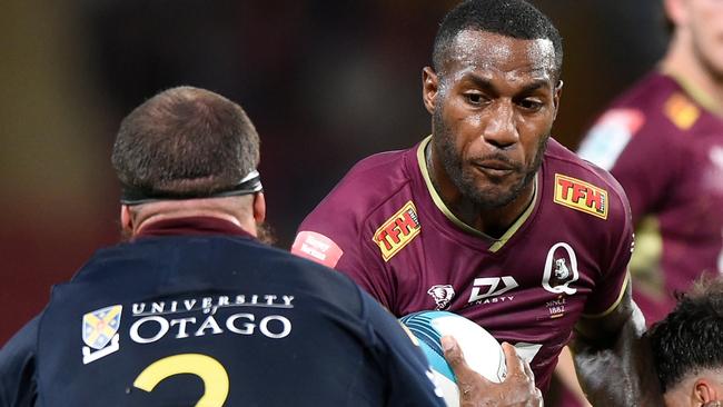 BRISBANE, AUSTRALIA - MAY 06: Suliasi Vunivalu of the Reds is tackled during the round 12 Super Rugby Pacific match between the Queensland Reds and the Highlanders at Suncorp Stadium on May 06, 2022 in Brisbane, Australia. (Photo by Matt Roberts/Getty Images)