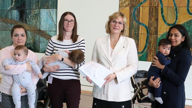 Independent Warringah MP Zali Steggall with supporters of a petition calling for vaccinated parents living overseas to be considered immediate family for travel exemption purposes. Picture: Supplied.