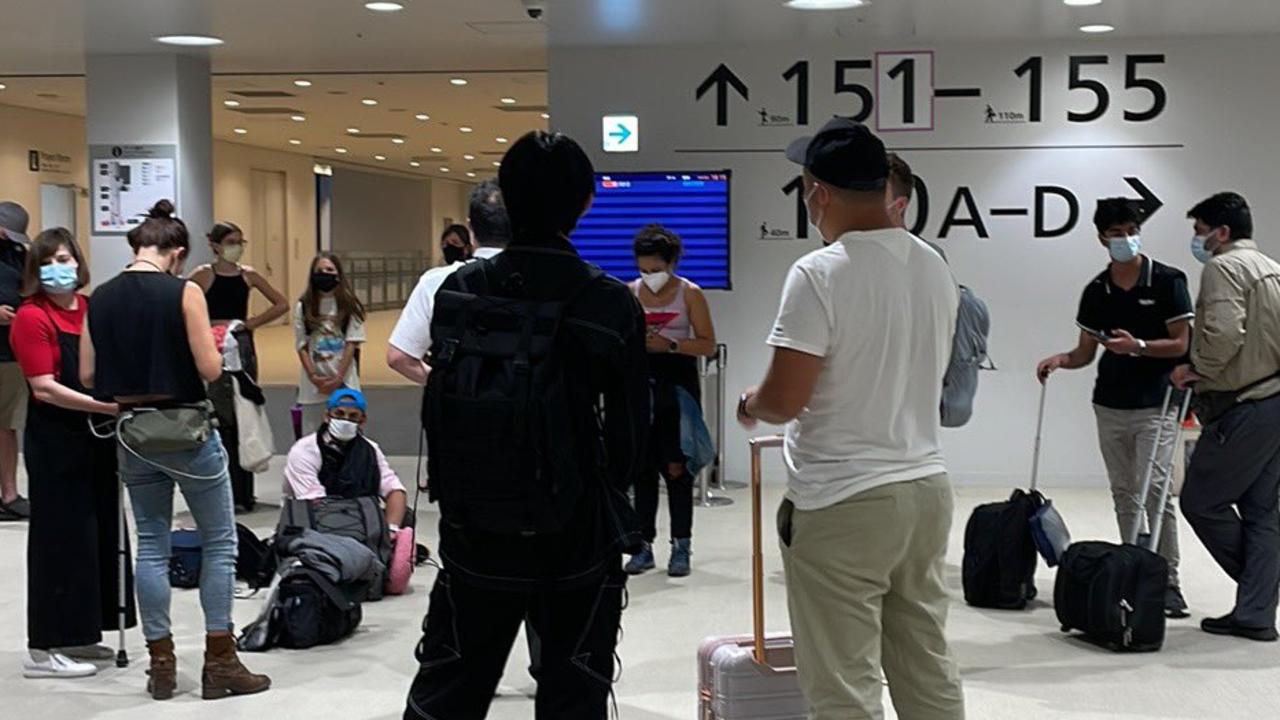 キャンセルされたジェットスターのフライトは、日本の空港でオーストラリア人を立ち往生させます