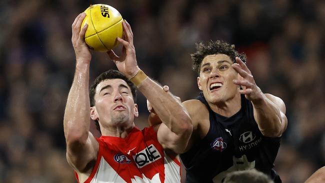 Sydney's Tom McCartin outmarks Carlton’s Charlie Curnow. Picture: Phil Hillyard