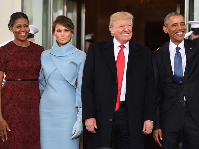 US President Barack Obama(R) and First Lady Michelle Obama(L) welcome Preisdent-elect Donald Trump(2nd-R) and his wife Melania to the White House in Washington, DC January 20, 2017. / AFP PHOTO / JIM WATSON