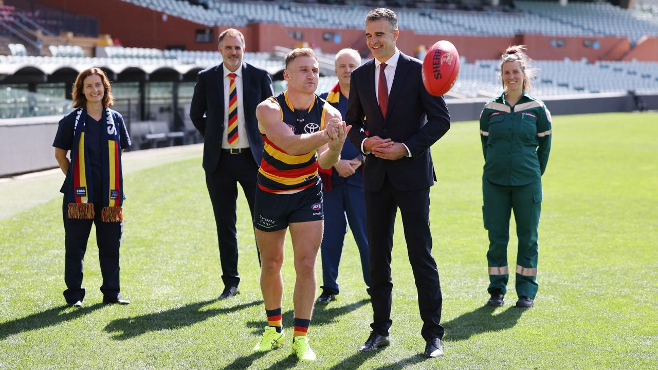 Peter Malinauskas with Rory Laird of the Crows, announcing free Crows tickets for frontline Covid workers. Picture: NCA NewsWire / David Mariuz