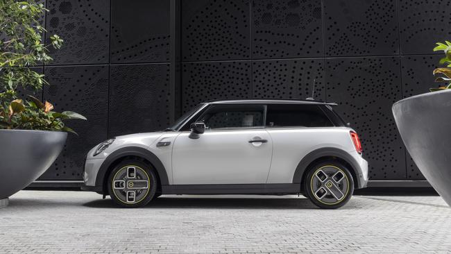 The Mini Hatch Cooper SE Classic.