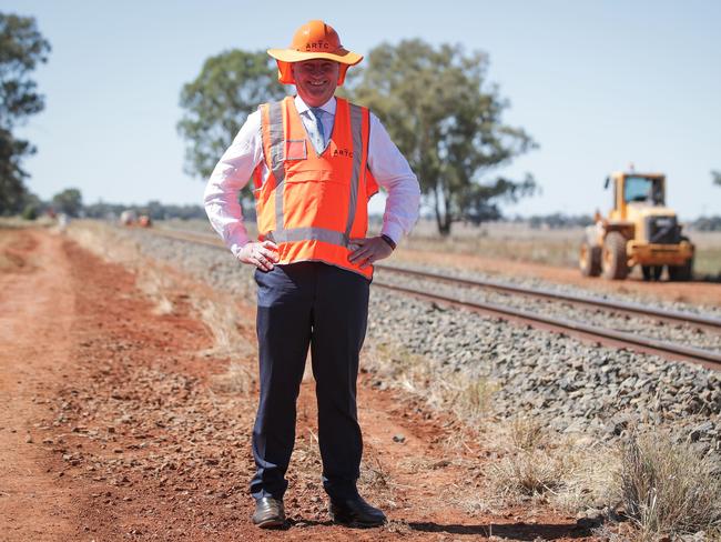 Deputy Prime Minister and Minister for Infrastructure and Transport Barnaby Joyce poses for photos as he visits the site of the first steel delivery of the inland rail project at Peak Hill, NSW, on Monday 15 January 2017. fedpol Photo: Alex Ellinghausen