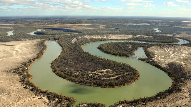 Aerial views of the Murray River, between Renmark and the Victorian border 30 Jul 2008.