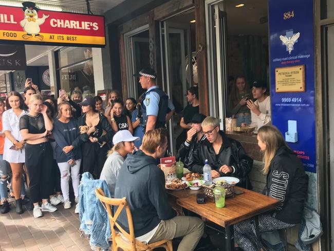 Bieber eats out in Mosman to a captive fan audience. Picture: Diimex