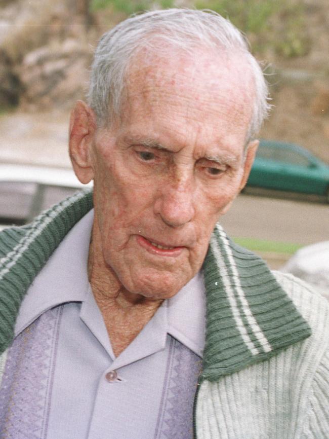 OCTOBER 27, 1999 : Arthur Stanley Brown arriving in Townsville court 27/10/99. Pic Anna Rogers.