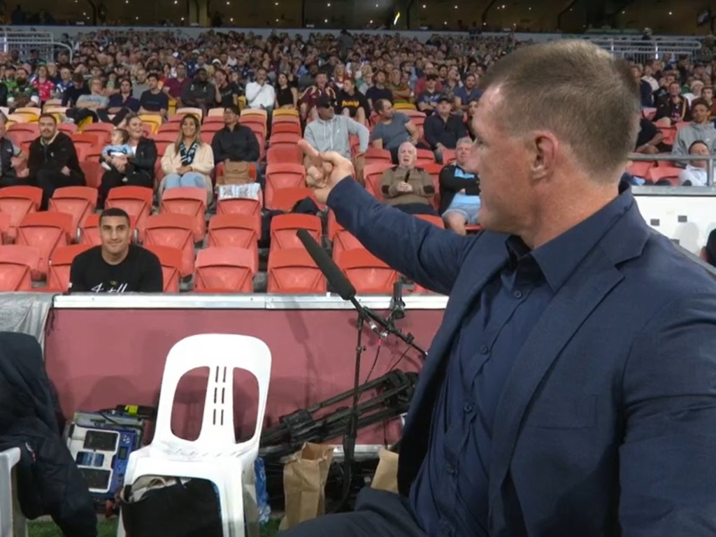 Paul Gallen shows there's no love lost with Justis Huni.