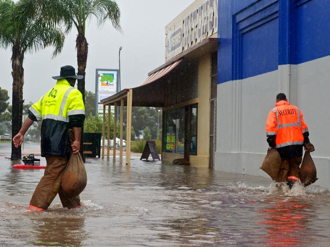 Flash floods in the Riverland, SA. Volunteers and firefighters sandbag local businesses in Renmark.