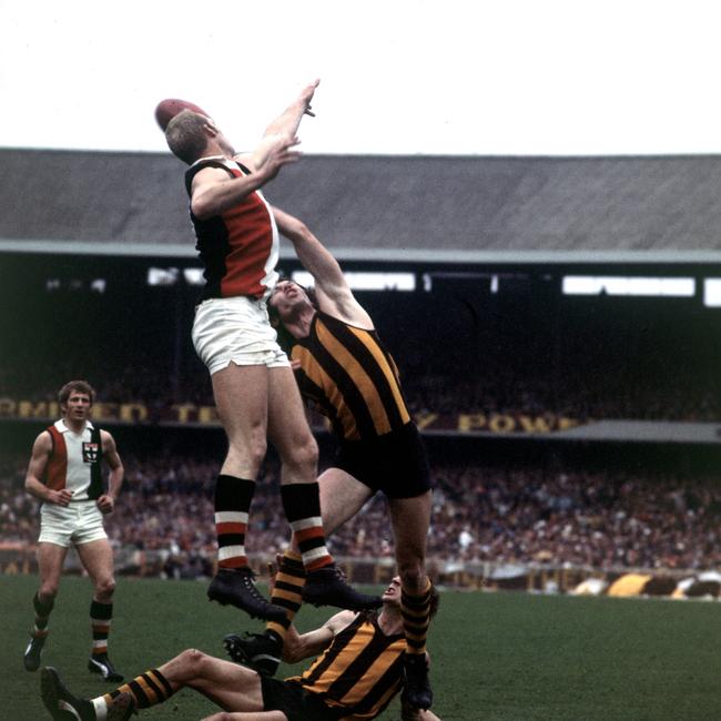 Carl Ditterich battles Don Scott in the 1971 grand final between Hawthorn and St Kilda.