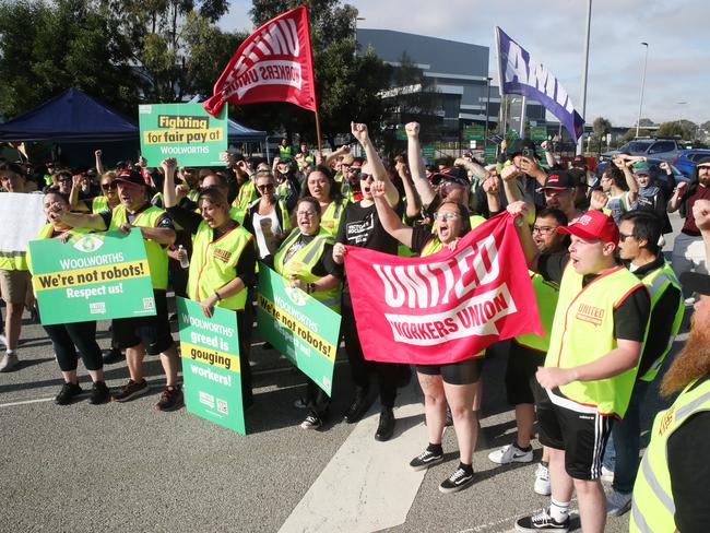 MELBOURNE, AUSTRALIA- NewsWire Photos DECEMBER 2, 2024: Woolworth workers on a picket line at the Dandenong South Distribution centre.The centre was meant to open at 6am however it remains blocked with a picket line of workers. Picture:  NewsWire/ David Crosling