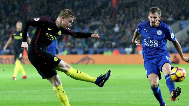 Kevin De Bruyne of Manchester City (L) shoots.