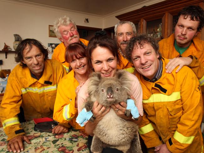 Video of firefighter giving water to thirsty koala goes viral