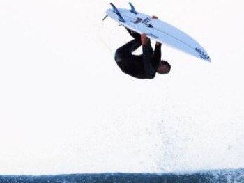 Davi Glazer surfing.