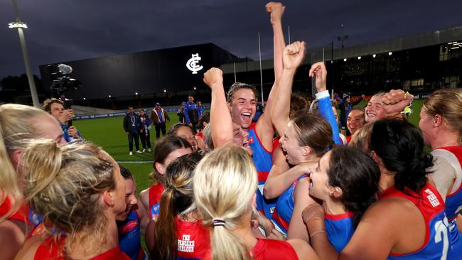 Finals here we come as Alice Edmonds celebrates the Bulldog's victory with her teammates. Picture: Kelly Defina/Getty Images