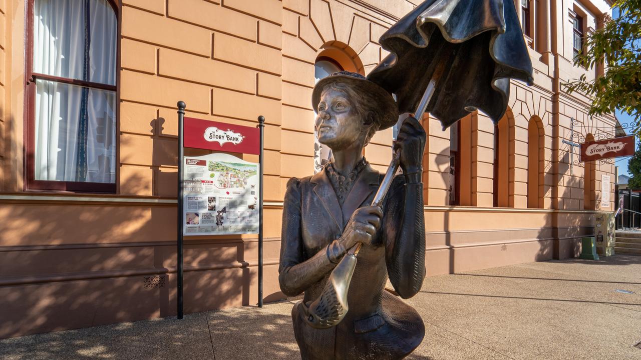 The Story Bank Mary Poppins Statue, Maryborough credit: Tim Bond