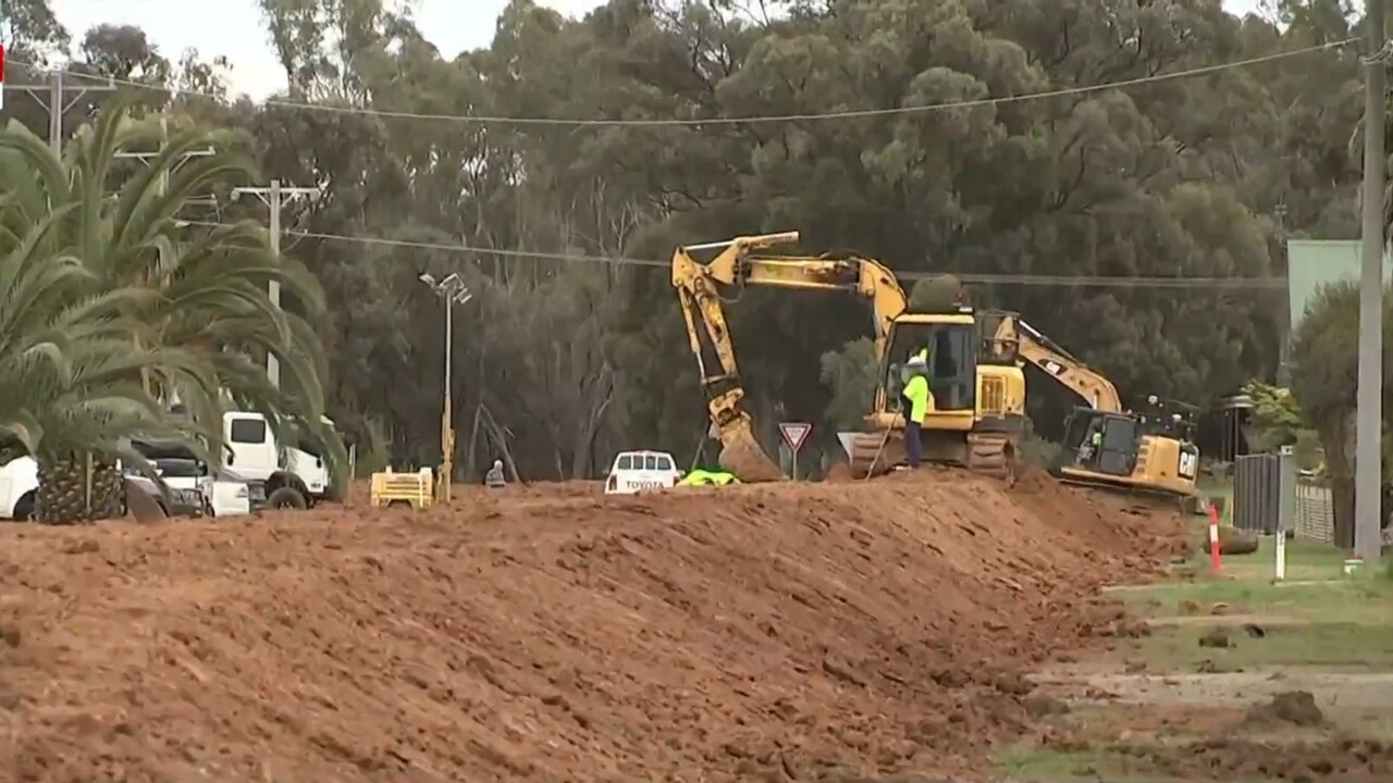 Flood-weary Echuca residents prepare for flooding