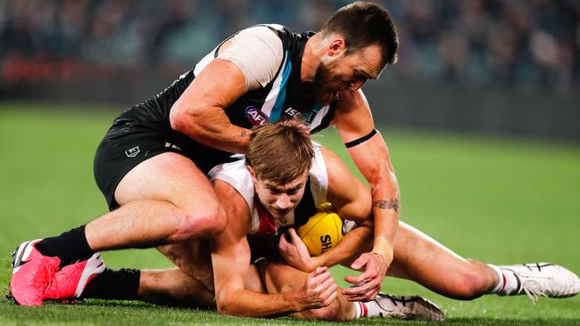 Port Adelaide’s Charlie Dixon tackles St Kilda’s Dougal Howard. Picture: Daniel Kalisz/Getty