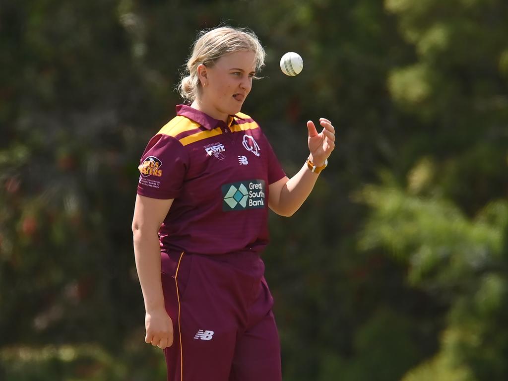 GOLD COAST, AUSTRALIA - OCTOBER 03: Grace Parsons of Queensland tosses the ball before bowling during the WNCL match between Queensland and the Australian Capital Territory at Bill Pippen Oval, on October 03, 2022, in Gold Coast, Australia. (Photo by Albert Perez/Getty Images)