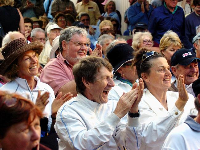 Crowds applaud at the 2006 Manly Jazz festival Picture: Joe Murphy