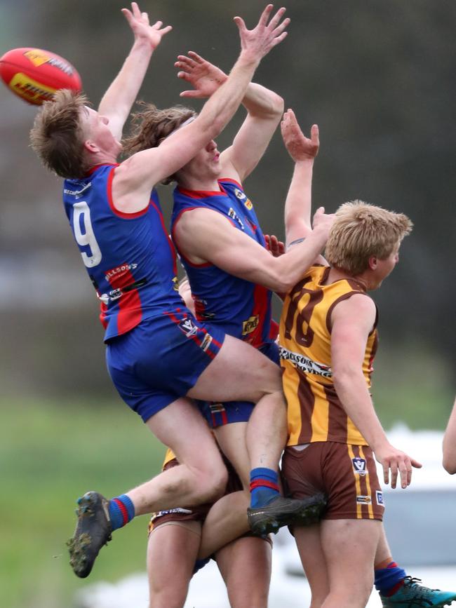 Kiewa-Sandy Creek’s Connor Stone comes from three deep to attempt to mark.