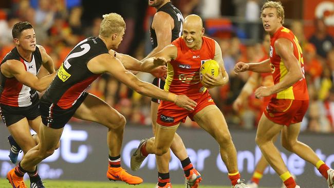 Gary Ablett fends off Nick Riewoldt with his ‘good’ arm. Picture: Getty