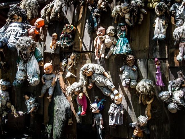 <!DOCTYPE html PUBLIC "-//W3C//DTD HTML 4.0 Transitional//EN" "http://www.w3.org/TR/REC-html40/loose.dtd"><html><body><p>Dolls attached to a wooden hut on on Isla De Las Munecas, Xochimico, Mexico. Picture: Flickr/Kevin</p></body></html>