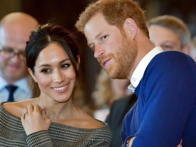 TOPSHOT - Britain's Prince Harry and his fiancée US actress Meghan Markle watch a dance performance by Jukebox Collective during a visit at Cardiff Castle in Cardiff, south Wales on January 18, 2018, for a day showcasing the rich culture and heritage of Wales. / AFP PHOTO / POOL / Ben Birchall